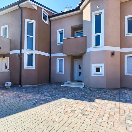 Lovely 400m From The Sea Apartment *